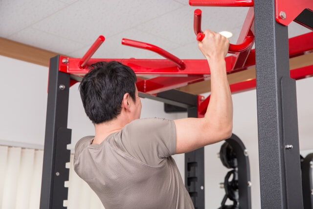 最強の自重トレーニング 懸垂をしてかっこいい上半身を作り上げよう 懸垂をするためのアイテムとやり方について Alife Magazine アライフマガジン